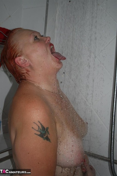 Mature redhead Valgasmic Exposed gets caught totally naked while in the shower | Фото 19