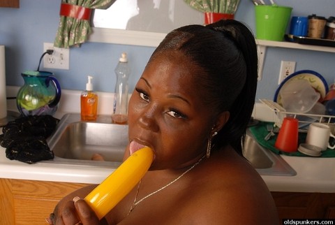 Fatty mature ebony Subrina plays with her lovely yellow sextoy | Фото 16