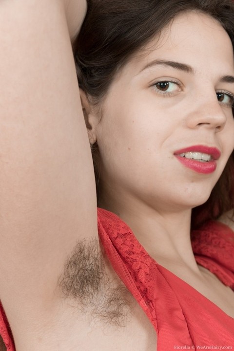 Amateur solo model Fiorella display her all natural underarms and beaver | Фото 4