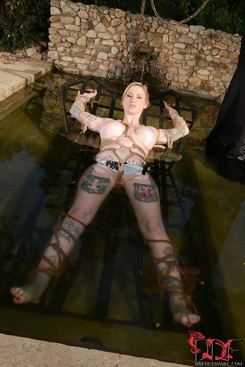 Tattooed babe Hollie Hatton gets tied up hard and drilled outdoors | Фото 5