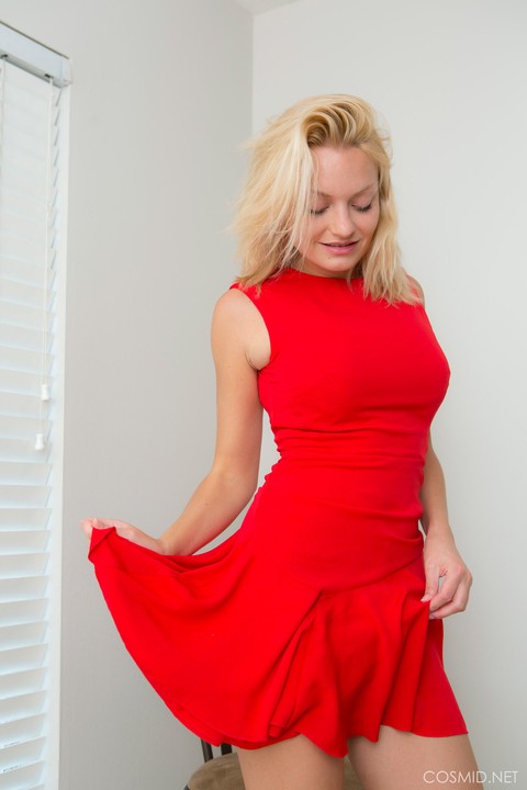 Natural blonde sets her great body free of a red dress during solo action | Фото 2