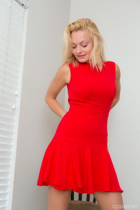 Natural blonde sets her great body free of a red dress during solo action | Фото 4