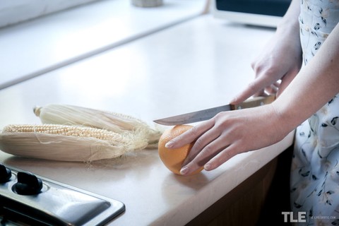 Horny blonde Emma Fantazy slips a cob of corn inside her shaved vagina | Фото 1