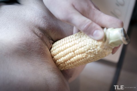 Horny blonde Emma Fantazy slips a cob of corn inside her shaved vagina | Фото 8