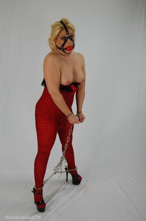 Thick blonde is kept in chains and a ball gag until it's time to suck cock | Фото 10