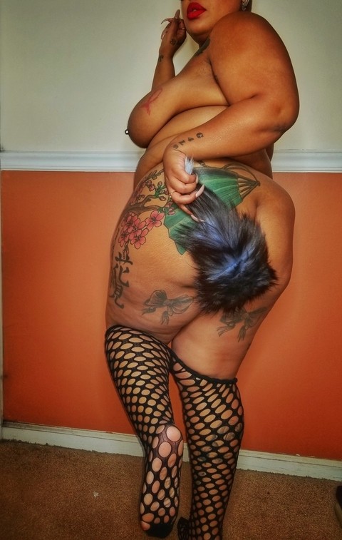 Big boobed ebony fatty Mulanblossomxxx shows off her huge inked curves | Фото 1