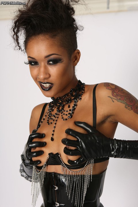 Slender ebony doll Skin Diamond poses in stocking and leather outfit solo | Фото 10