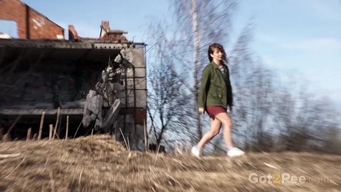 Caucasian female Rita takes a badly needed piss near a ruined dwelling | Фото 1