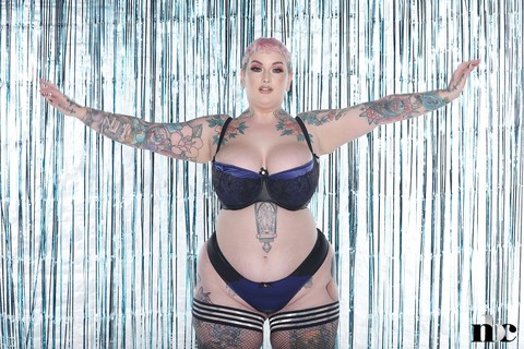 Pink haired BBW Cherrie Pie strips & exposes her monster tits and inked booty | Фото 1