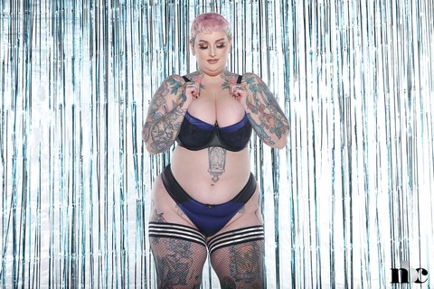 Pink haired BBW Cherrie Pie strips & exposes her monster tits and inked booty | Фото 6