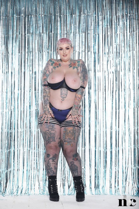 Pink haired BBW Cherrie Pie strips & exposes her monster tits and inked booty | Фото 9