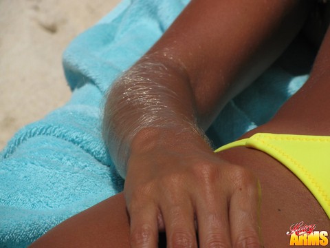 Amateur solo girl Lori Anderson shows her hair arms in a yellow bikini | Фото 3