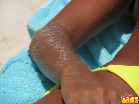 Amateur solo girl Lori Anderson shows her hair arms in a yellow bikini | Фото 4