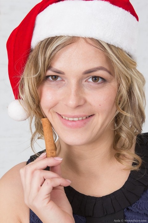 Christmas cutie Ayda fingers hairy twat & toys it with a cinnamon stick | Фото 2