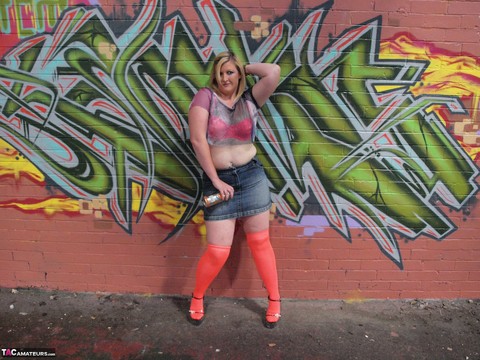 Amateur plumper Samantha strips to knee-high nylons in front of graffiti | Фото 2