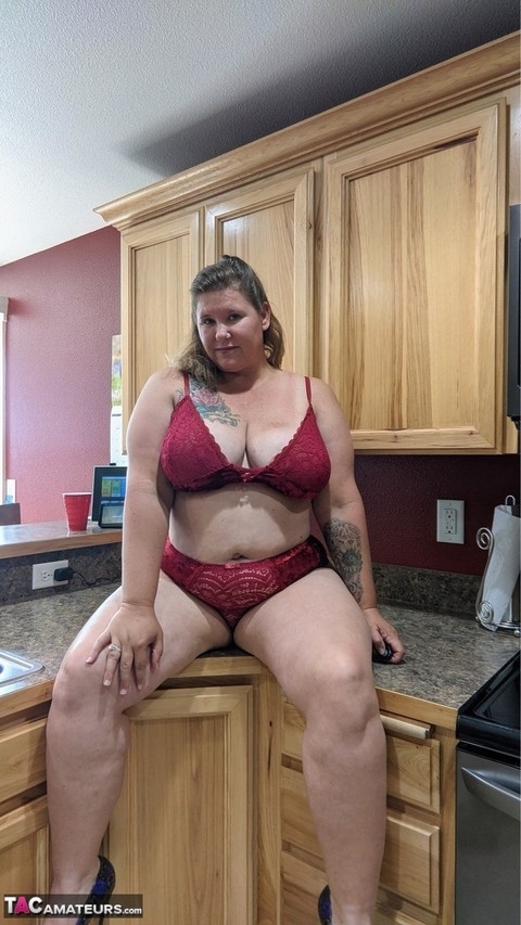 Amateur woman Busty Kris Ann shows her big tits and butt in her kitchen | Фото 4