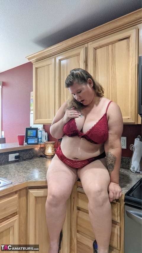 Amateur woman Busty Kris Ann shows her big tits and butt in her kitchen | Фото 5