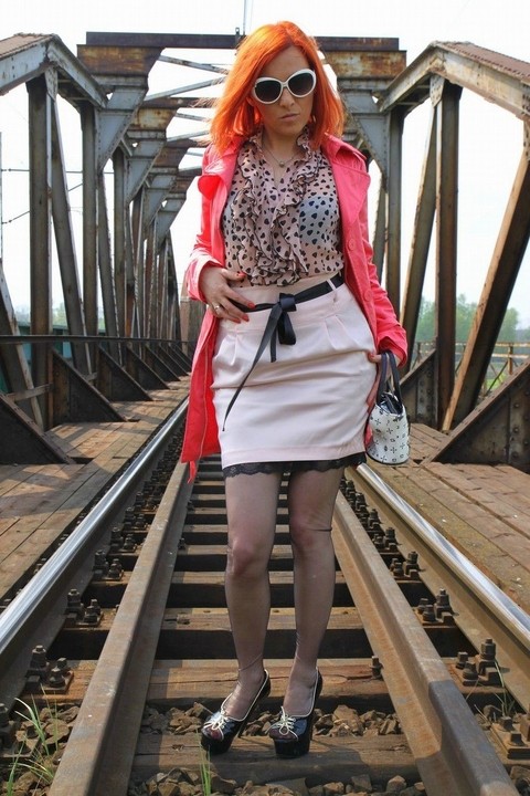 Redhead chick sports the no panty upskirt look on a train trestle | Фото 3