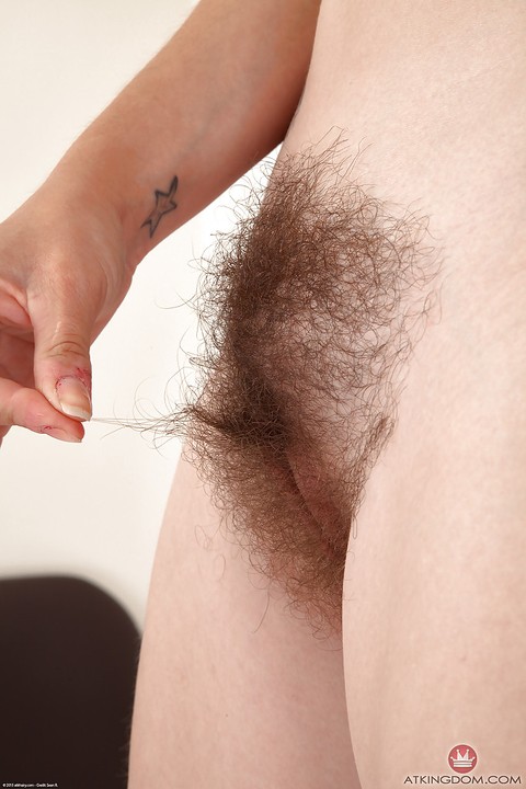 Hirsute solo model Kitty parting labia lips after undressing on bed | Фото 14