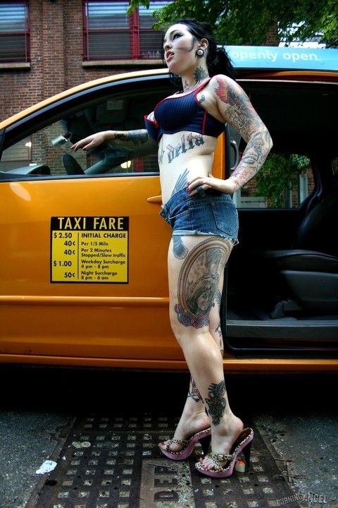 Tattooed cab driver gets undressed and masturbates in the back seat naked | Фото 1