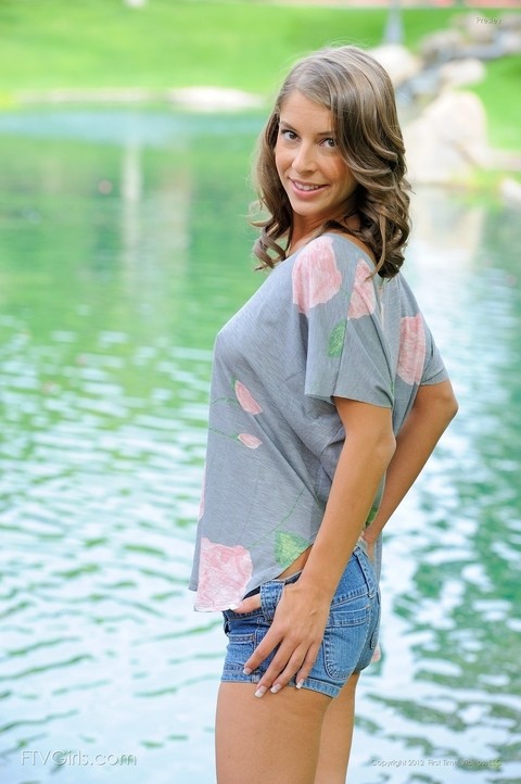 Adorable babe Presley poses in her jean shorts, heels and shirt outdoors | Фото 3