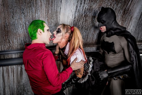 Sleazy MILF Kleio Valentien enjoys a wild FMM 3some in a Suicide Squad parody | Фото 9