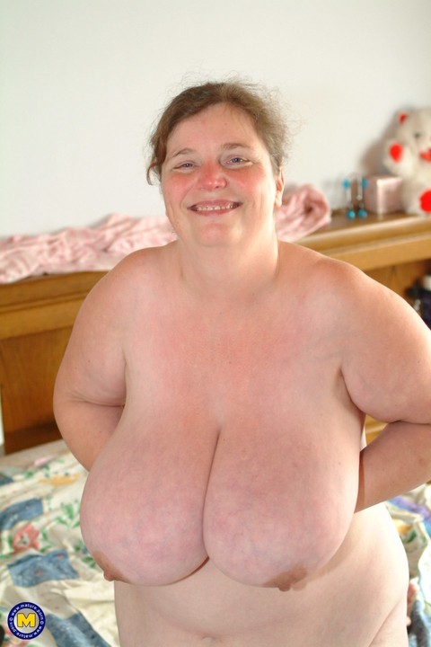 Mature BBW Eefje kisses and snuggles her huge juggs in her bedroom