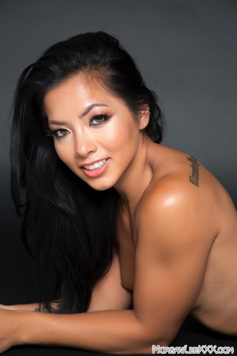 Pretty brunette Asian girl Morgan Lee showing off her flawless nude body | Фото 13