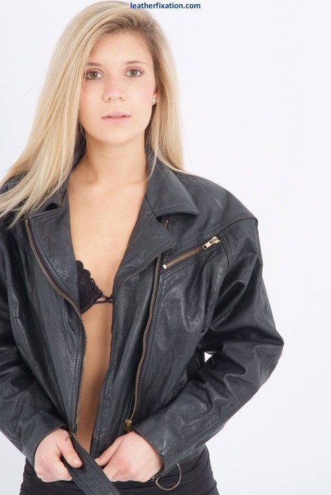 Blond chick unzips her leather jacket in a black bra and leggings | Фото 6