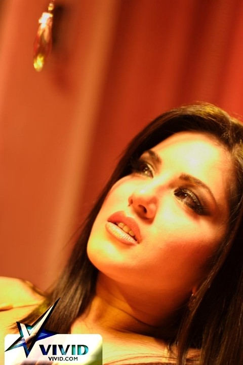 Attractive Indian MILF in a golden bikini Sunny Leone enjoys Hindi rituals | Фото 3