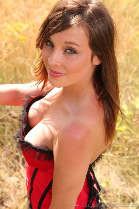 Brunette hottie Jo E doffing her corset and unveiling naturals outdoors | Фото 6