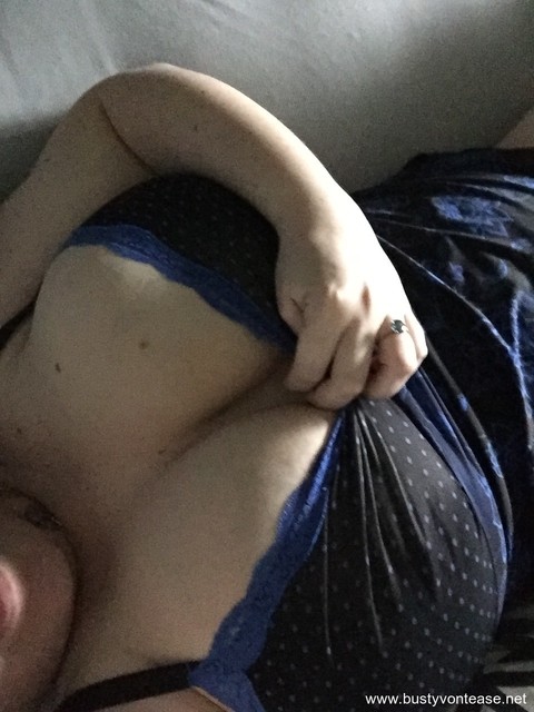 Sexy American BBW teasing with her cleavage and revealing her big tits | Фото 3