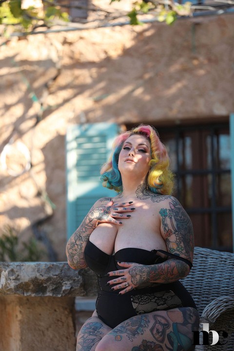 Tattooed BBW Galda Lou revealing her enormous natural tits & fat booty outside | Фото 4