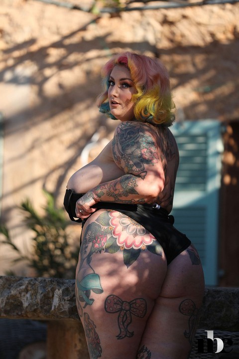 Tattooed BBW Galda Lou revealing her enormous natural tits & fat booty outside | Фото 9