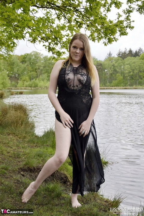 Redheaded amateur Luscious Models models lingerie while in a lake | Фото 1