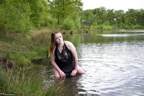 Redheaded amateur Luscious Models models lingerie while in a lake | Фото 11