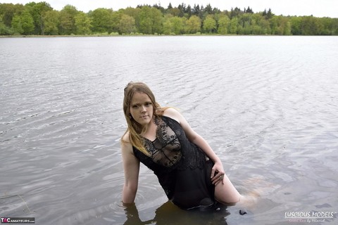 Redheaded amateur Luscious Models models lingerie while in a lake | Фото 13