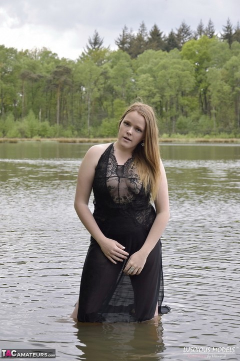 Redheaded amateur Luscious Models models lingerie while in a lake | Фото 5