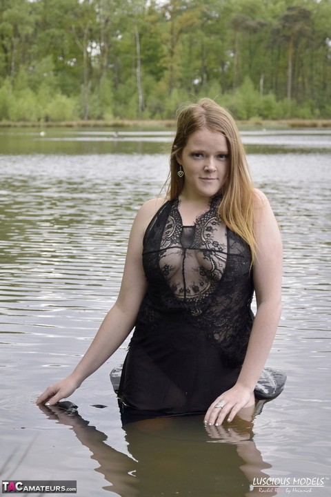 Redheaded amateur Luscious Models models lingerie while in a lake | Фото 6