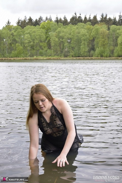 Redheaded amateur Luscious Models models lingerie while in a lake | Фото 7