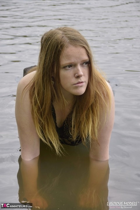 Redheaded amateur Luscious Models models lingerie while in a lake | Фото 8