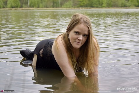 Redheaded amateur Luscious Models models lingerie while in a lake | Фото 9