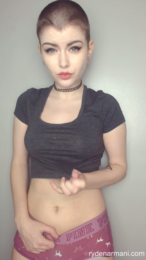 Short-haired hottie Ryden Armani showing her big boobs & her trimmed bush | Фото 2
