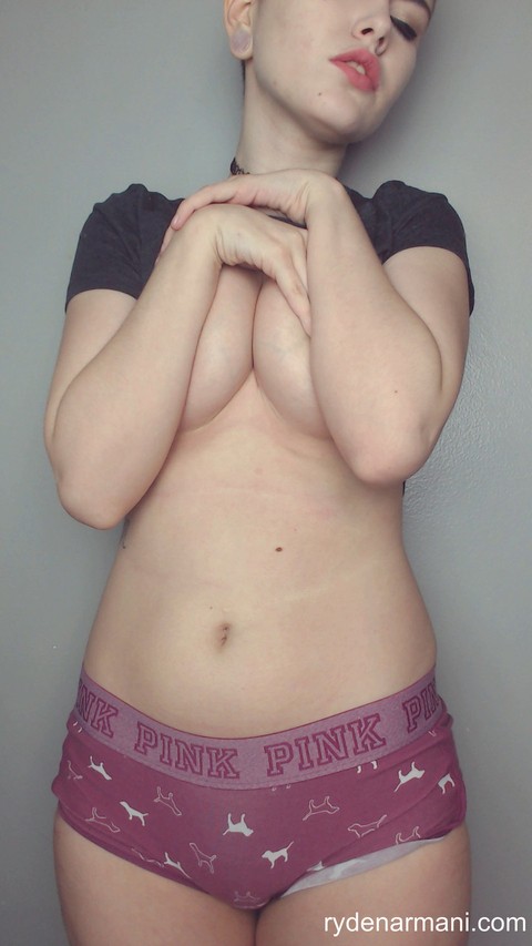 Short-haired hottie Ryden Armani showing her big boobs & her trimmed bush | Фото 6