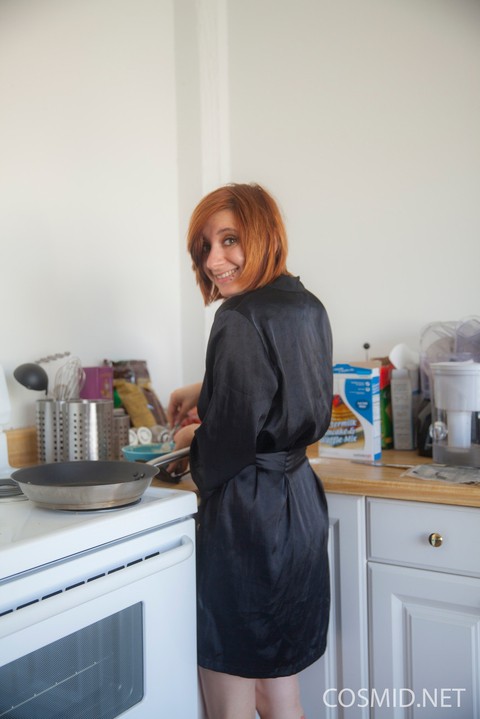 Amateur redhead Chesea Bell sheds her black satin robe to cook in the nude | Фото 1