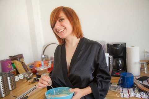 Amateur redhead Chesea Bell sheds her black satin robe to cook in the nude | Фото 2