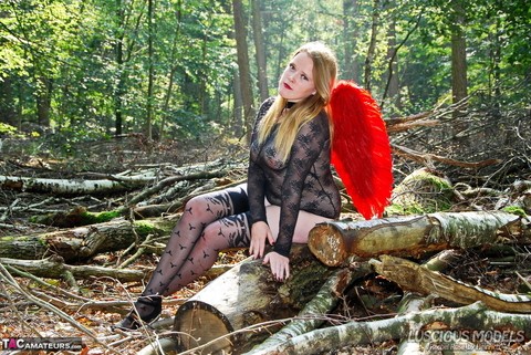 Amateur model poses in lingerie and stockings with angel wings in the woods | Фото 8