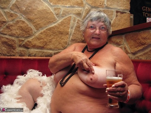 Overweight UK nan Grandma Libby steps up to the microphone before getting nude | Фото 14