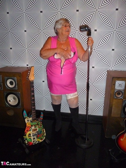 Overweight UK nan Grandma Libby steps up to the microphone before getting nude | Фото 4