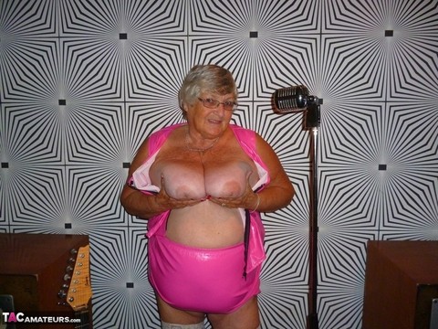 Overweight UK nan Grandma Libby steps up to the microphone before getting nude | Фото 7